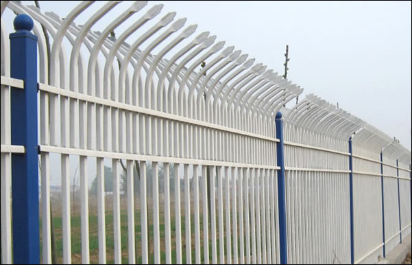 Palisade fence with bent spear tops