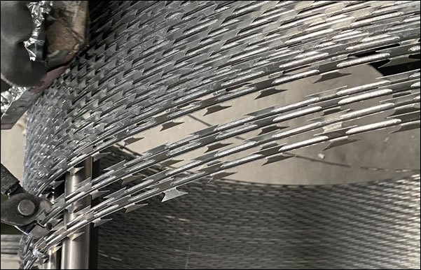 BTO 22 blade type razor wire coils for palisade security perimeter fencing