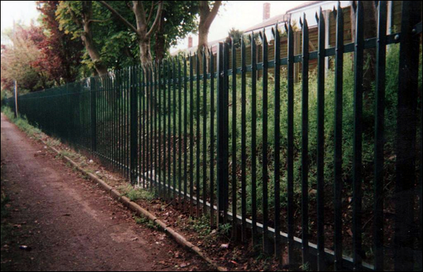 Standard 2.4m high triple spike palisade fence w section powder coated green
